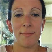 Docente scuola primaria impartisce lezioni di scienze e tecnologia